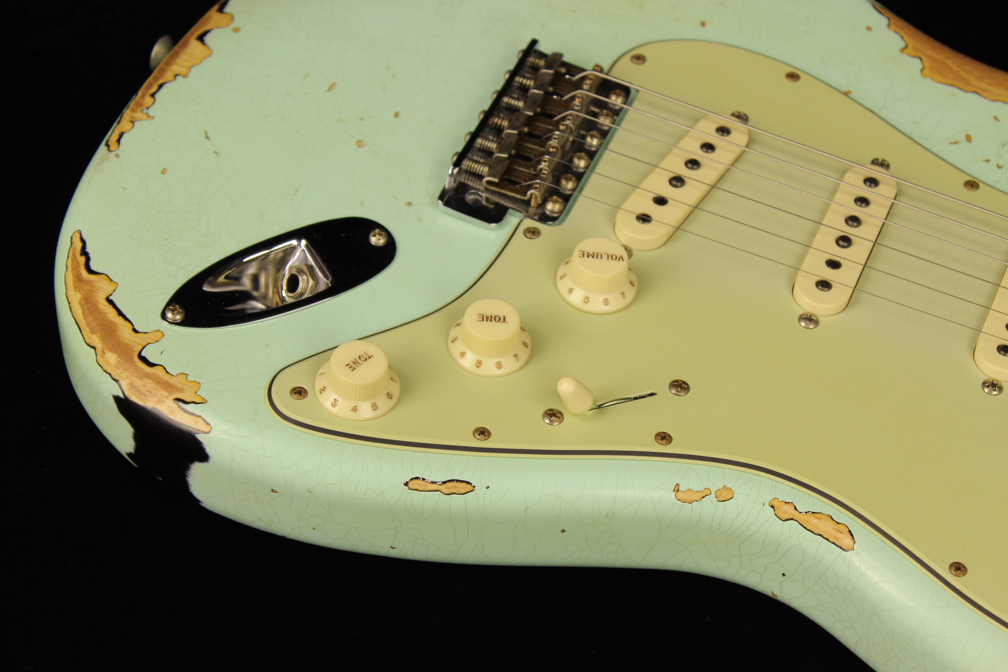 Fender Custom 1962 Stratocaster Heavy Relic Surf Green over 3-Color  Sunburst (SN: R133112) | Gino Guitars