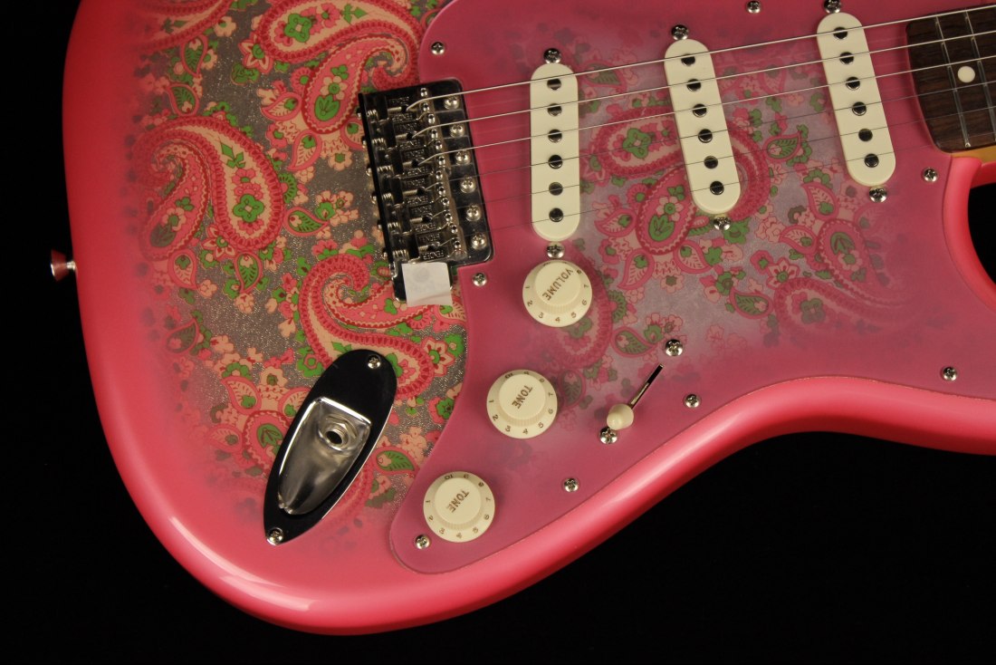 Fender Made in Japan Traditional 60s Stratocaster Pink Paisley