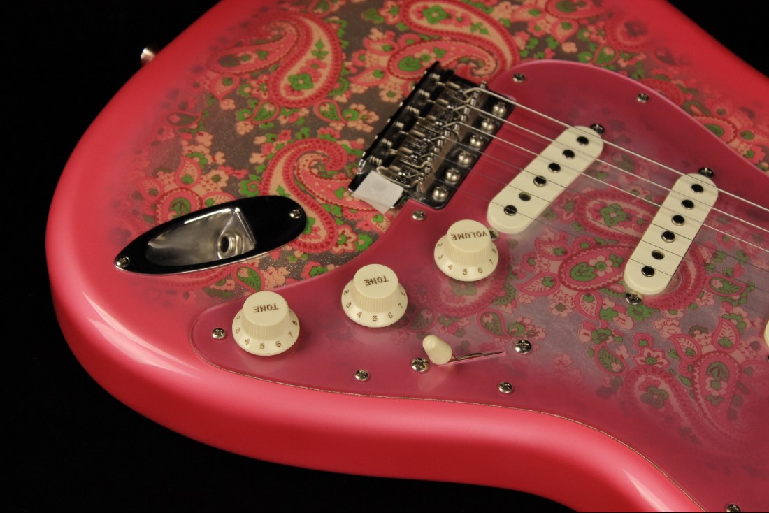 Fender Made in Japan Traditional 60s Stratocaster Pink Paisley